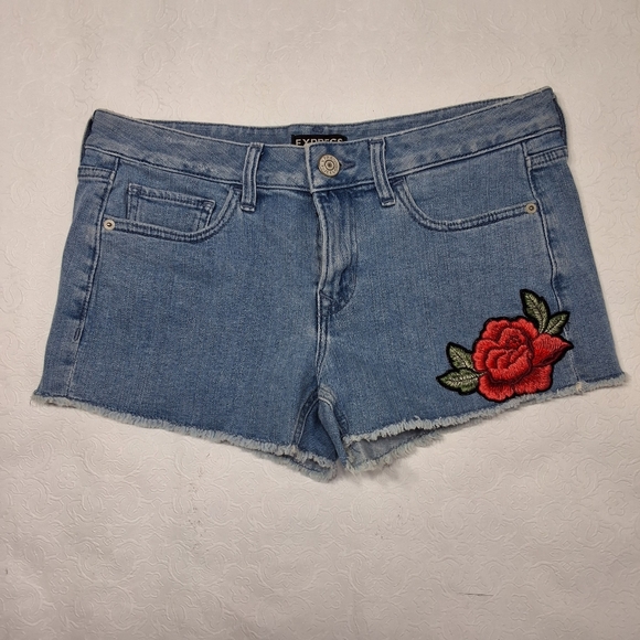 EXPRESS Pants - Express Low Rise Light Blue Embroidered Rose Denim Jeans Shorts Size 6